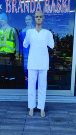 Sağlık personeline özel tasarlanmış, konforlu hemşire elbisesi ve doktor elbisesi görünümü