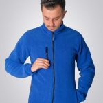 Saks mavi renkli üç cepli polar mont, baskılı ve nakışlı kurumsal polar hırka modeli